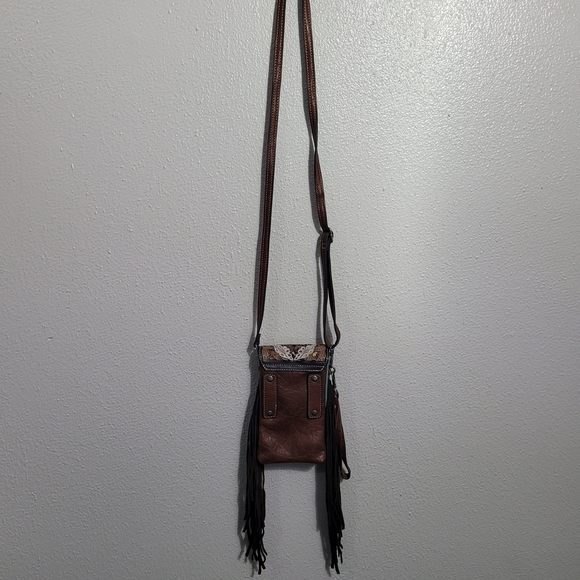 Nocona Brown Fringe Crossbody Bag With Adjustable Straps - Picture 3 of 10